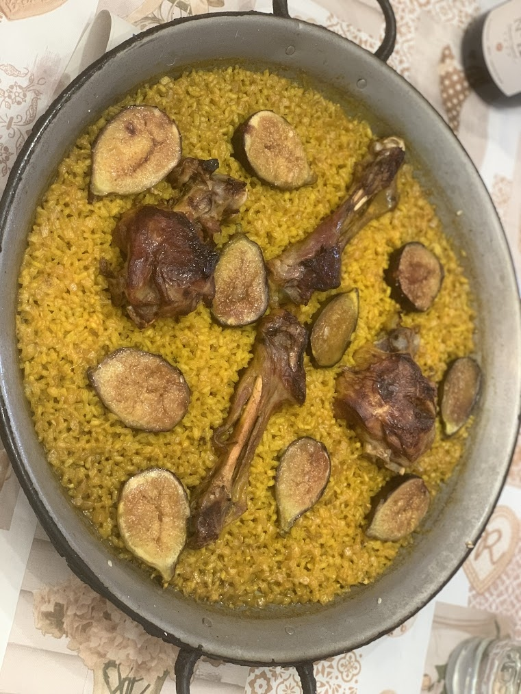 Paella otoñal con paletilla de cordero asada, higos caramelizados y sofrito de ajos - Sabores de montaña