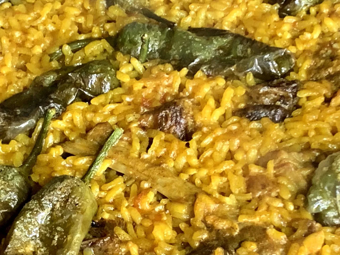 Paella de chuletas de cordero con pimientos del Padrón