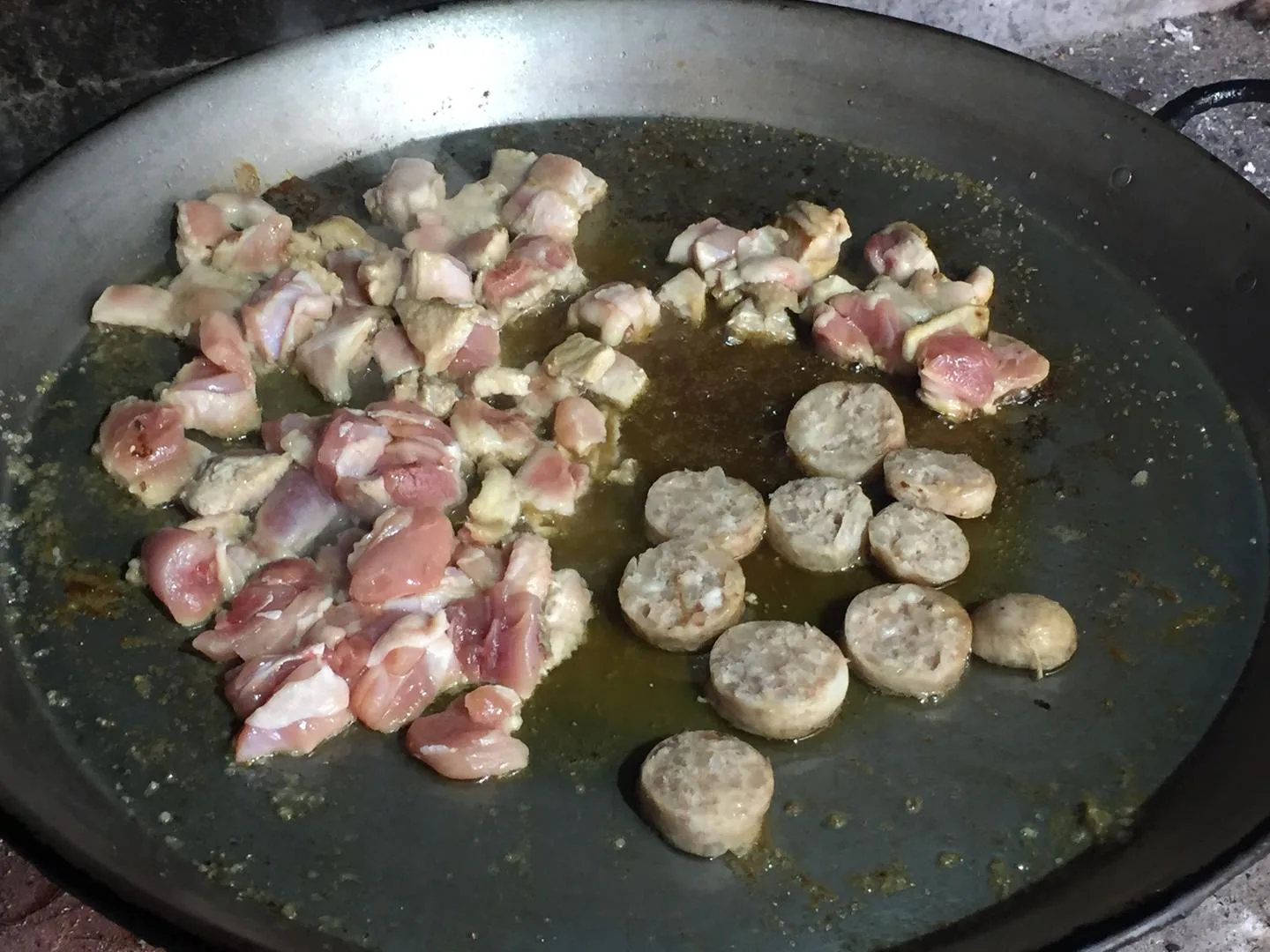 Ingredientes para Paella de guisantes con pollo, blanquet, rape y marisco