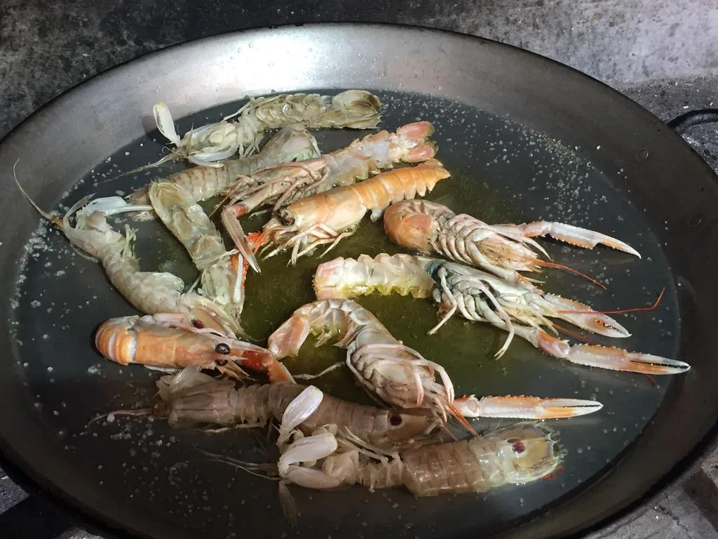 Detalle 1 del proceso de Paella de guisantes con pollo, blanquet, rape y marisco