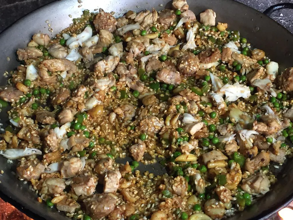 Detalle 4 del proceso de Paella de guisantes con pollo, blanquet, rape y marisco