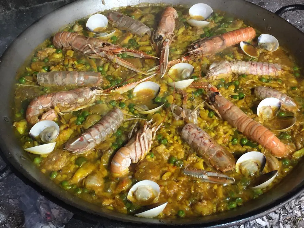 Detalle 5 del proceso de Paella de guisantes con pollo, blanquet, rape y marisco