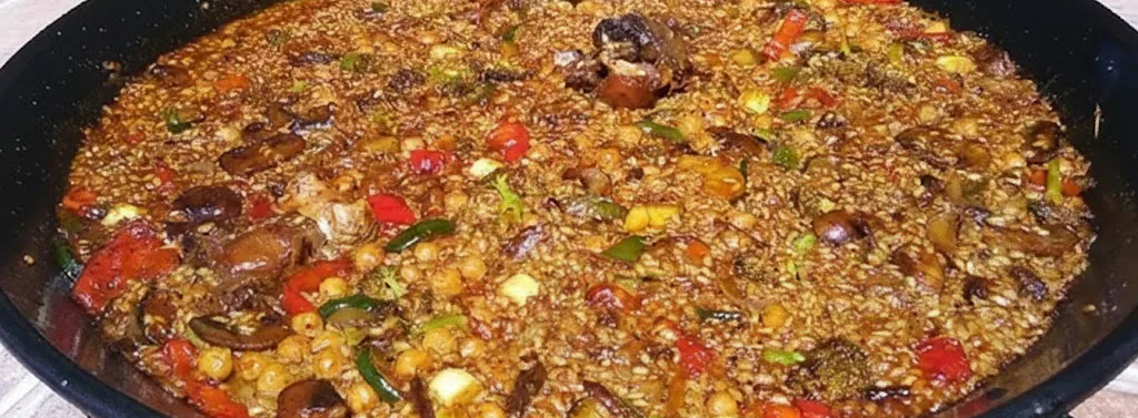 Paella de rabo de toro con setas y chips de ajo