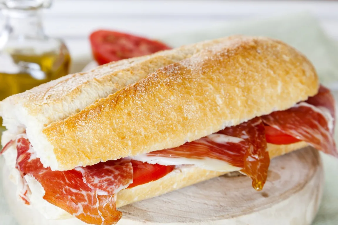 Bocadillo de jamón serrano y tomate
