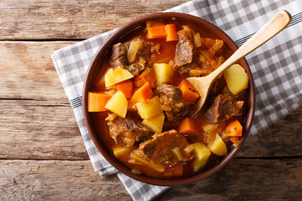 Resultado final de Goulash húngaro de ternera