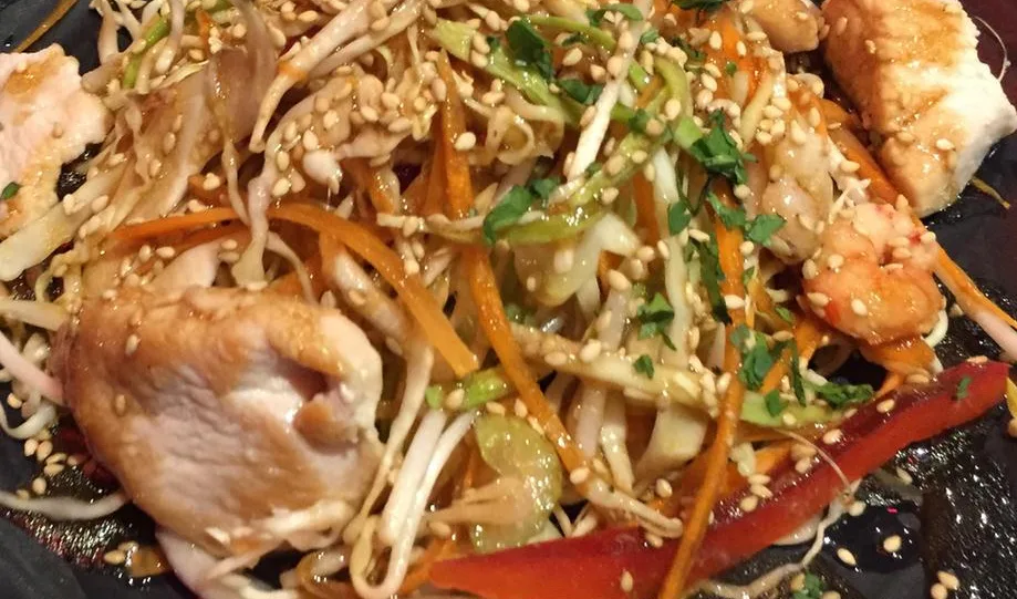 Ensalada asiática de pollo y brotes de soja