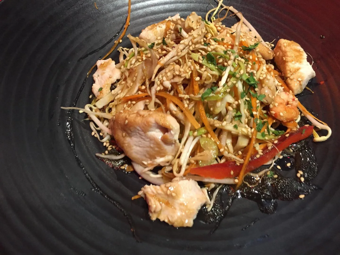 Ensalada asiática de pollo y brotes de soja lista para servir