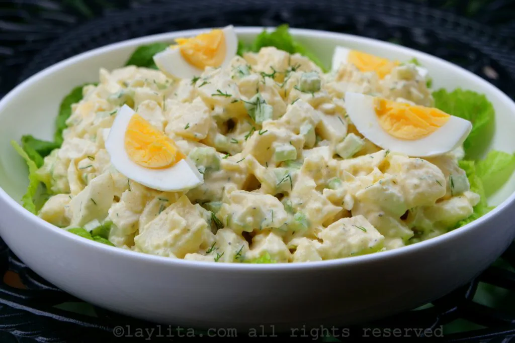 Ensalada de patata, huevo y pepinillos