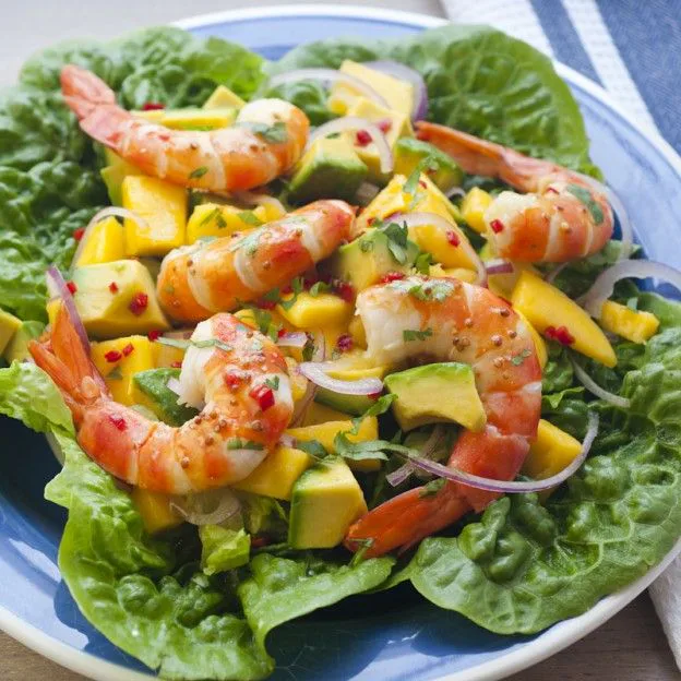 Ensalada de piña, langostinos y aguacate