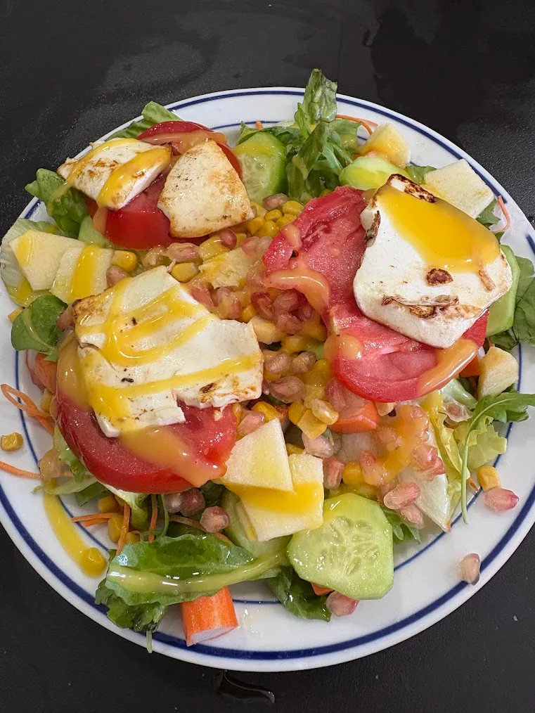 Ensalada fresca con queso a la plancha y aderezo de mostaza y miel