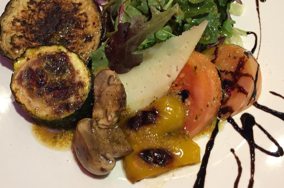 Ensalada tibia de verduras asadas, queso y balsámico