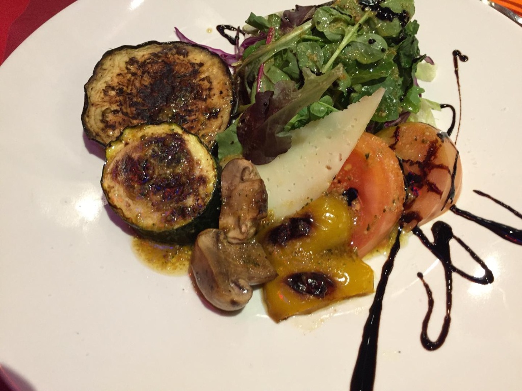 Ensalada tibia de verduras asadas, queso y balsámico lista para servir