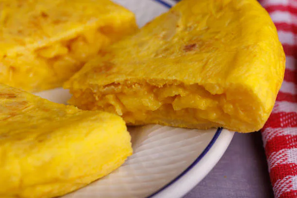 Tortilla de patatas española emplatada