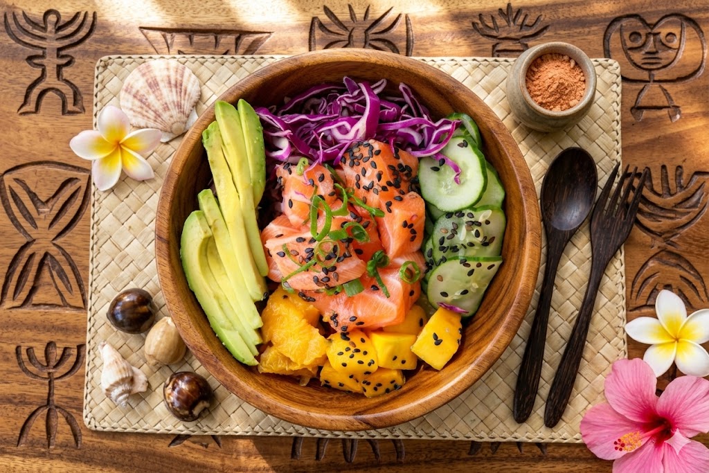 Poke de salmón servido en bol con toppings coloridos