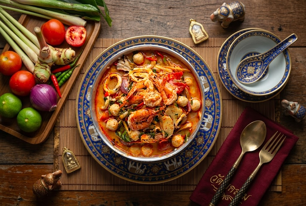 Tom yum tailandés listo para servir