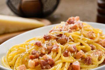 Carbonara auténtica con guanciale, yema y pecorino listo para servir