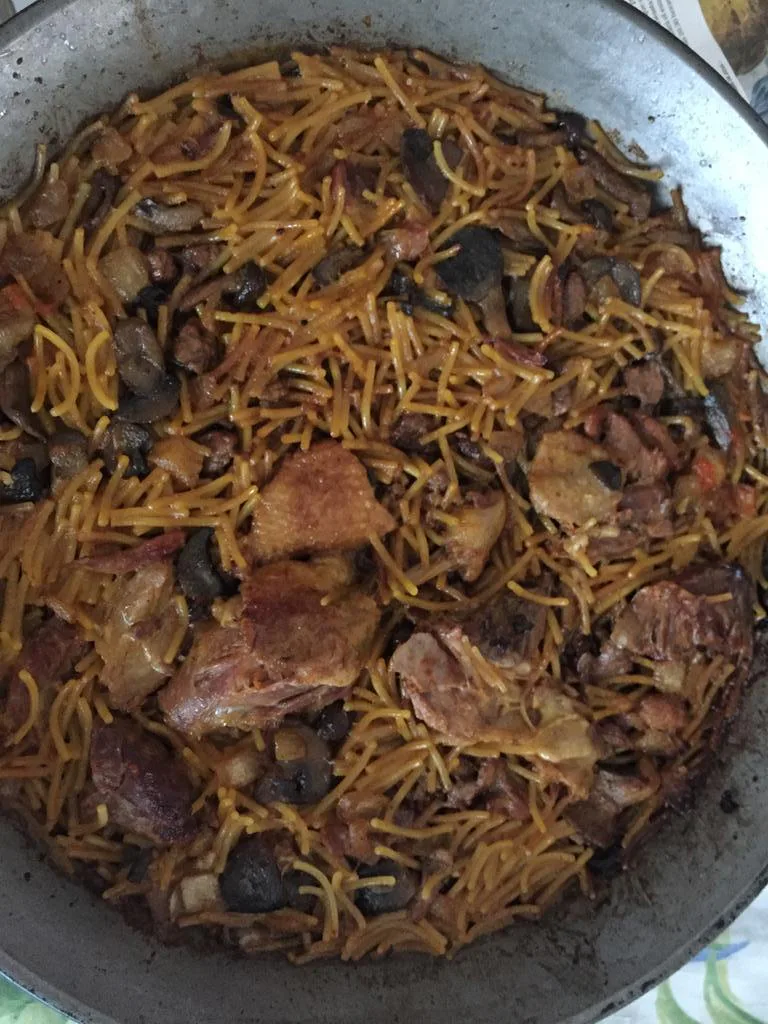 Fideuà de pato, boletus y foie