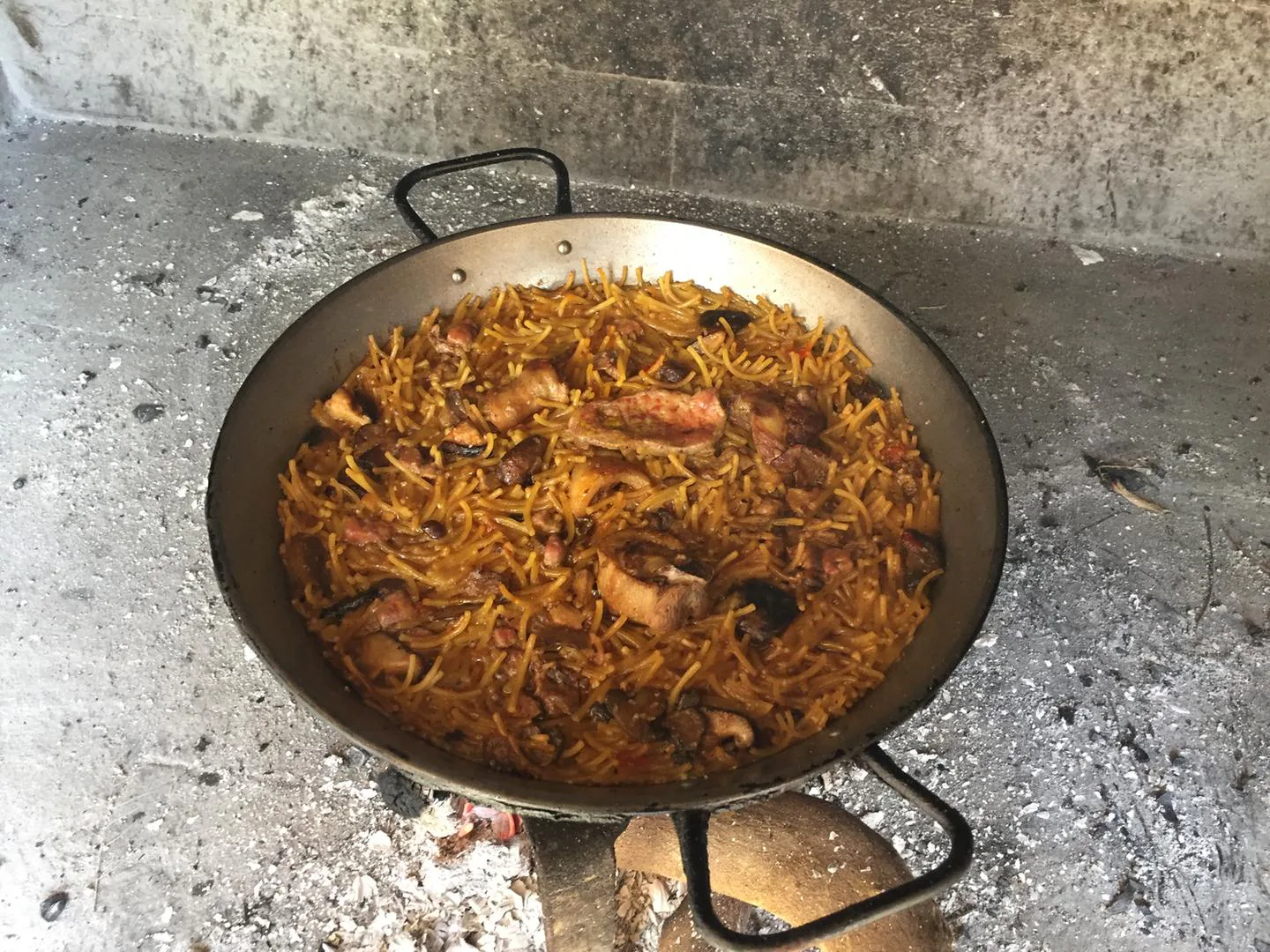 Fideuà de pato, boletus y foie listo para servir