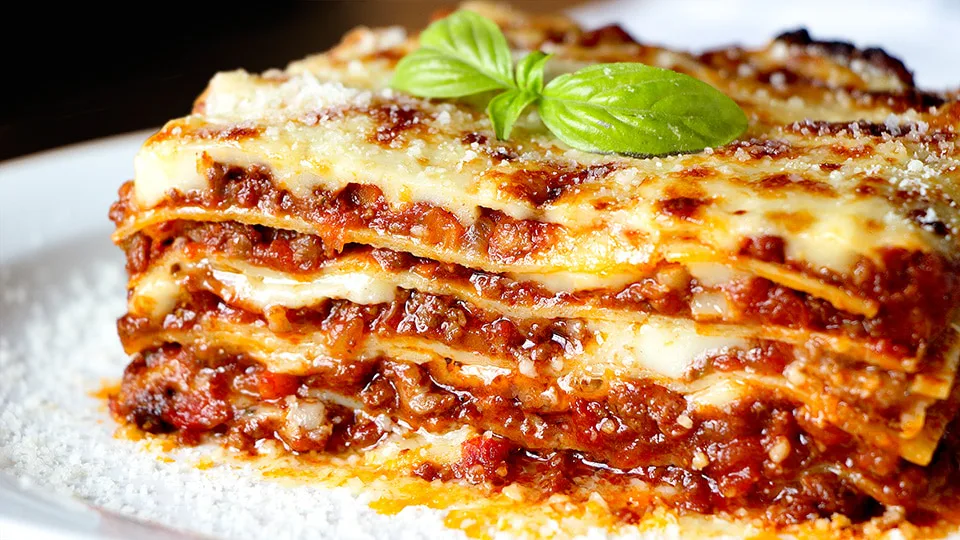 Lasaña de carne clásica con ragú y bechamel