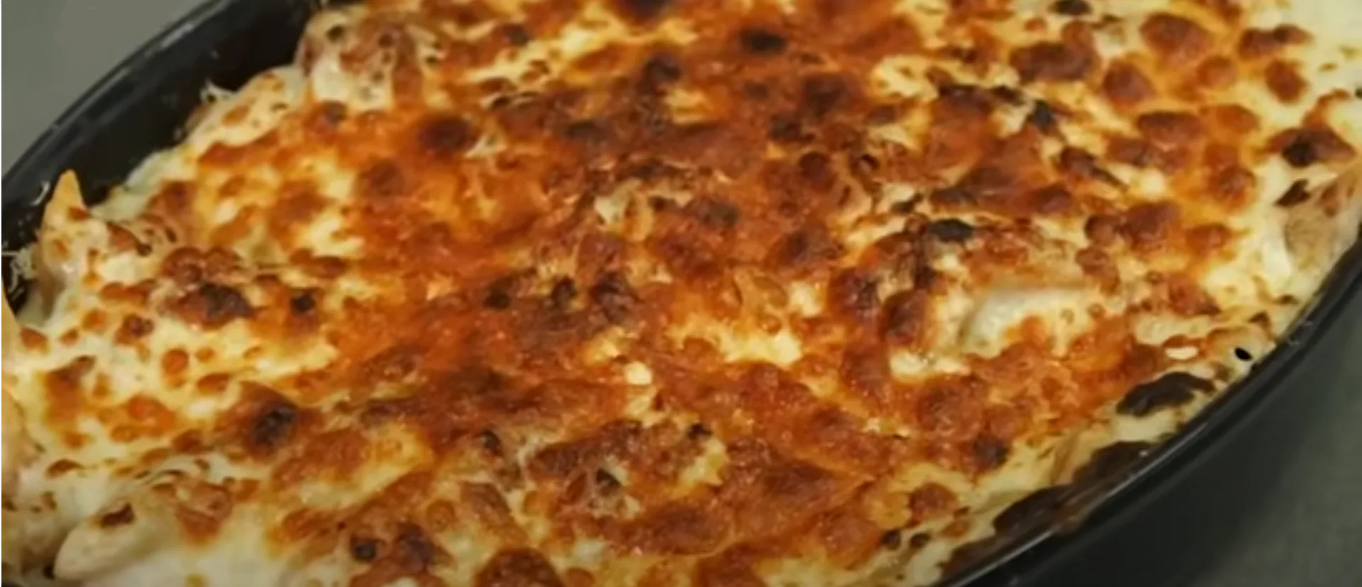 Macarrones al horno con carne, tomate y queso